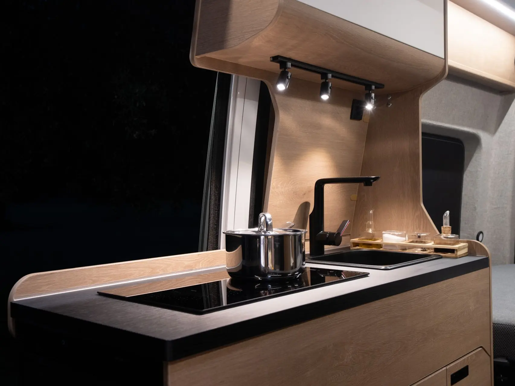 Minimalistisches Interieur mit warmen Farbtönen