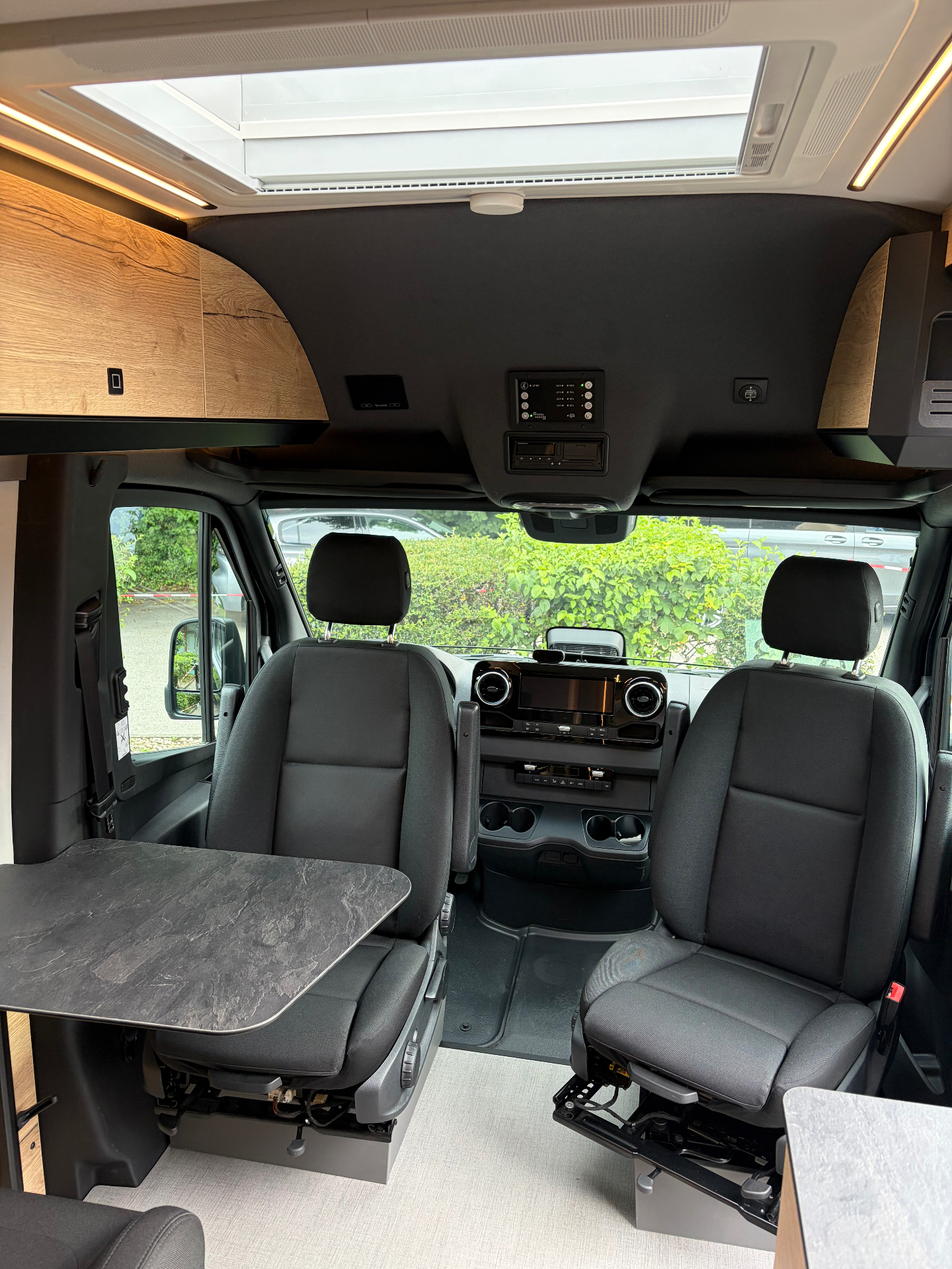 Cockpit mit Panorama-Dachfenster und Sitzgruppe