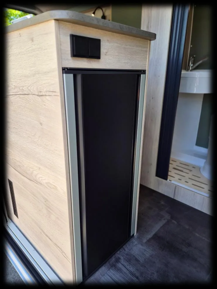 Küchenblock mit 100-l-Kompressorkühlschrank