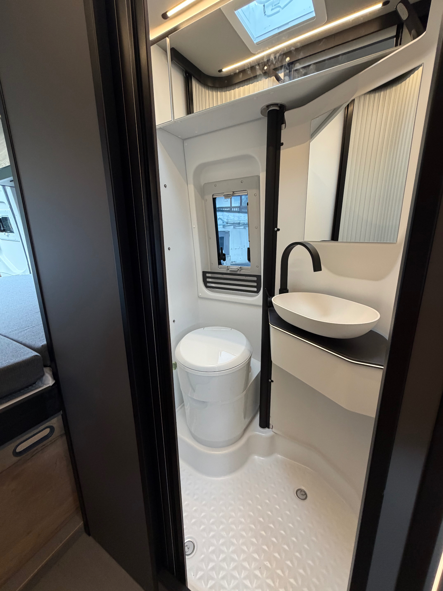 Komplettbad mit Kassettentoilette und Waschbecken