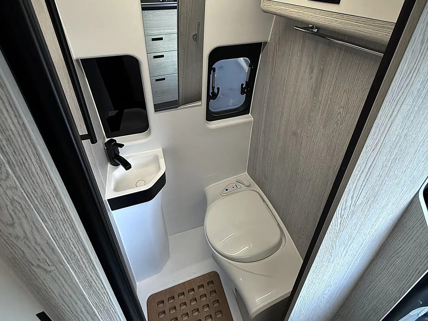 Komplettbad mit Dusche und Magnetschiebetür