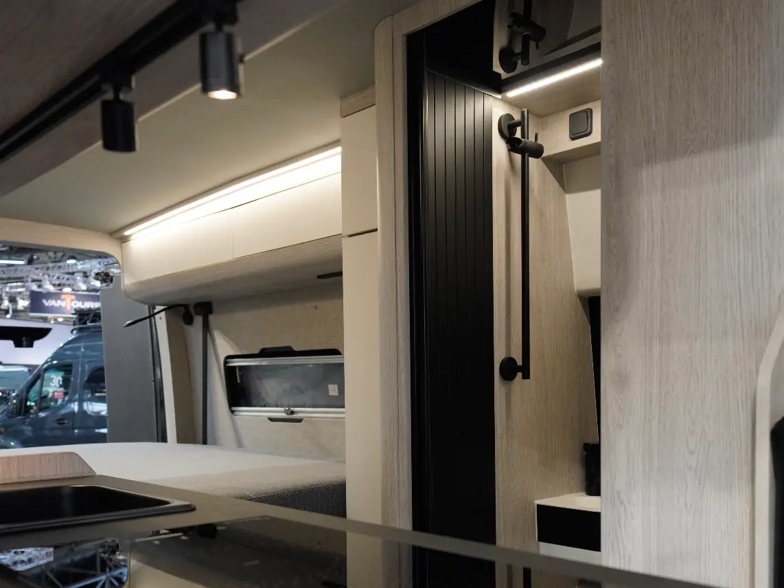 Minimalistisches Interieur mit warmen Farbtönen